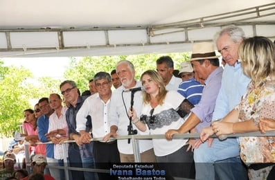 Governador Jaques Wagner, inaugura estrada que dá acesso ao município de Iuiu- Ba 