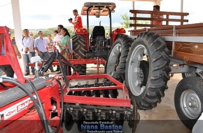 Entrega de mecanização agrícola em Guirapá - Pindaí