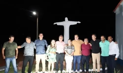 Ivana e Roberval entregam praça em Dom Basílio