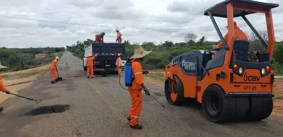 Empenho de Ivana assegura início das obras da estrada Caetité ao distrito de Maniaçu