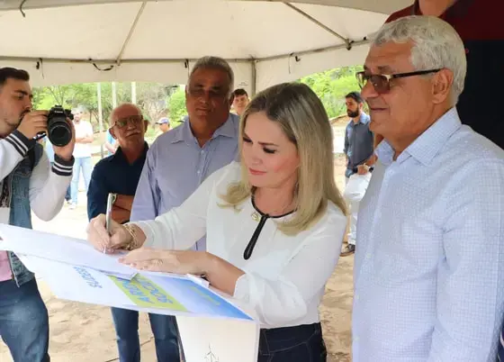 Dada a ordem de serviço para as obras da Areninha no CSU em Caetité 