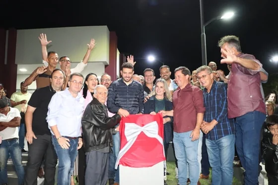 Deputada Ivana Bastos e prefeito Neto entregam praça em Igaporã