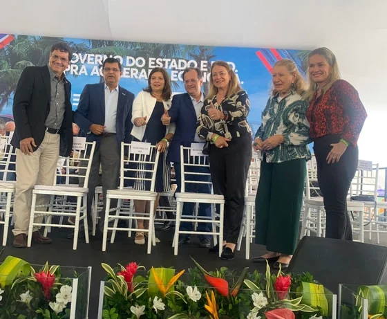 Ao lado do governador, Ivana Bastos participa do anúncio da instalação da BYD na Bahia