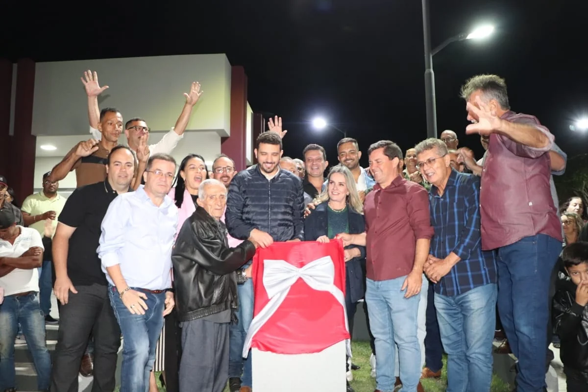 Deputada Ivana Bastos e prefeito Neto entregam praça em Igaporã