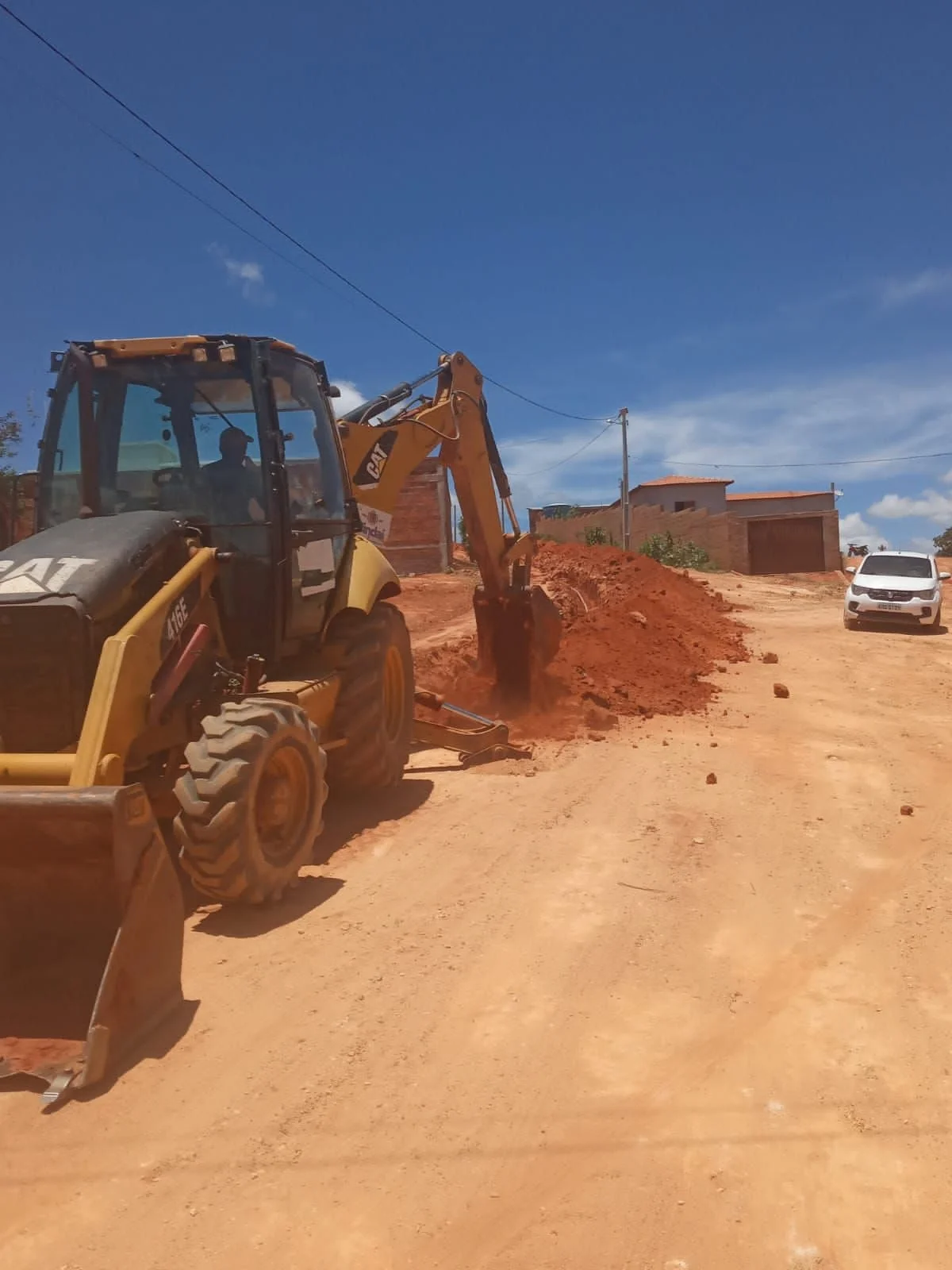 Ivana Bastos leva água para a localidade de Terrabras e Bairro Valmir Pinheiro em Pindaí