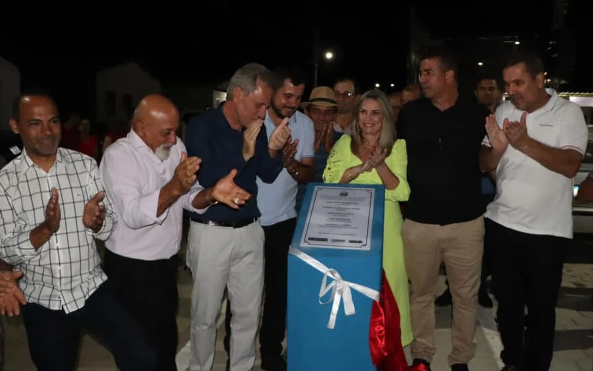 Ivana Bastos e Roberval entregam praça e pavimentação em Dom Basílio