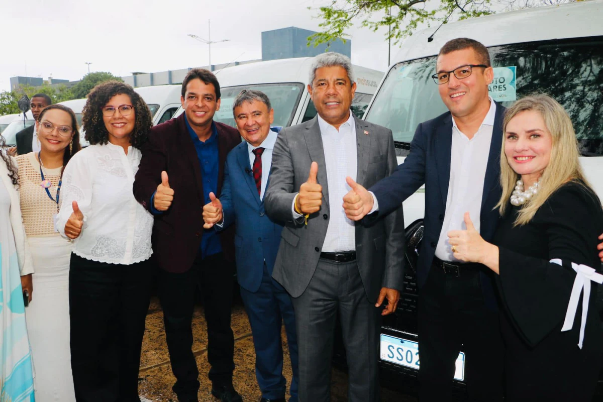 Ivana Bastos celebra a entrega de nova Van para reforçar o SUAS em Souto Soares